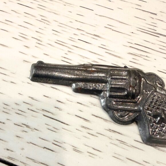 Vintage PISTOL Gun Pressed Tin Metal Pin Novelty Brooch 1950s Revolver Japan - Picture 5 of 5